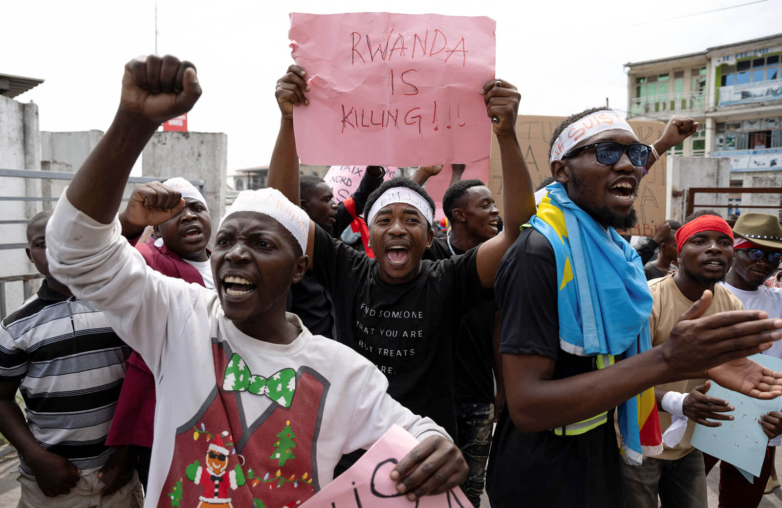 mehrere Menschen auf einem Protest in der demokratischen Republik Kongo