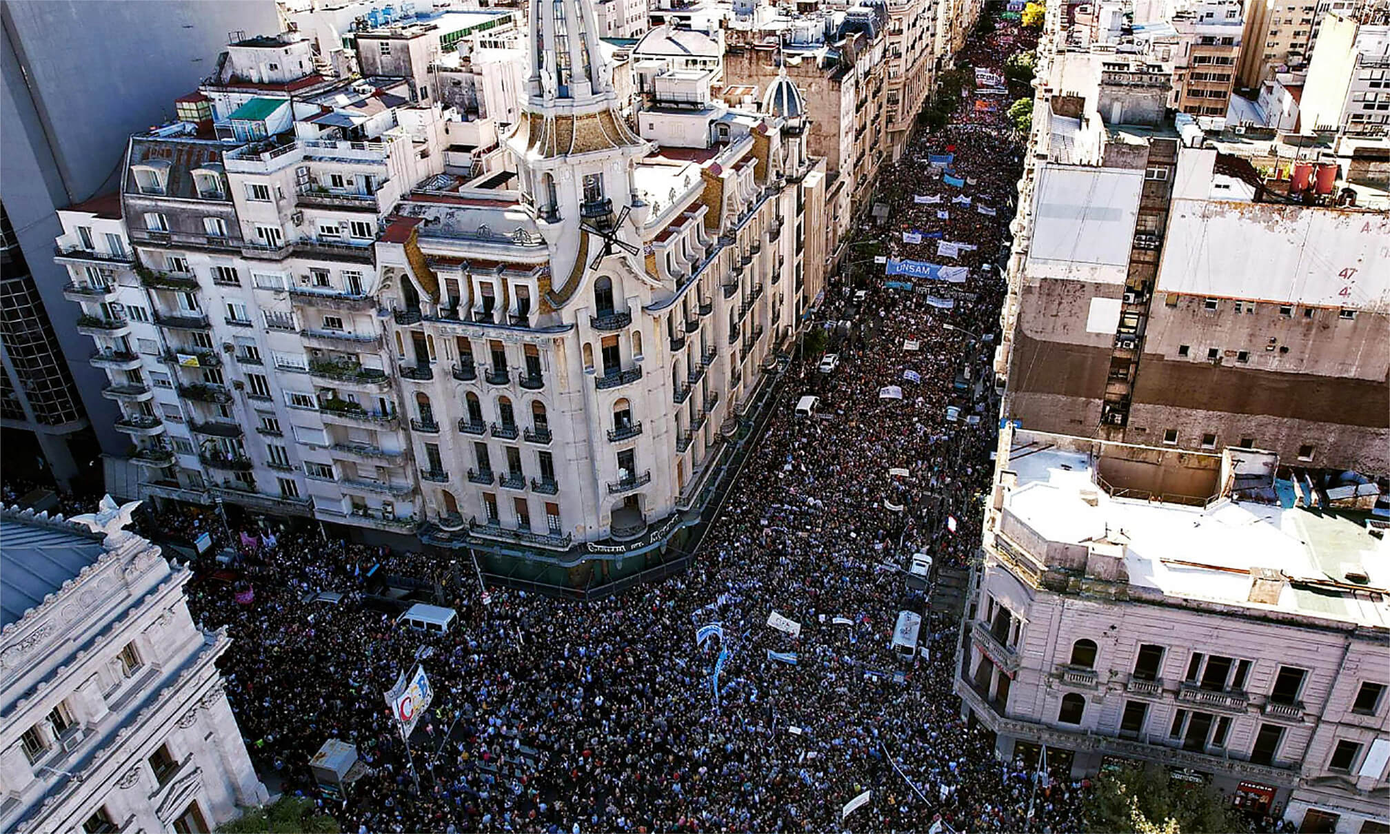 Hundert tausenden Protestant:innen in Buenos Aires aus der Vogelperspektive