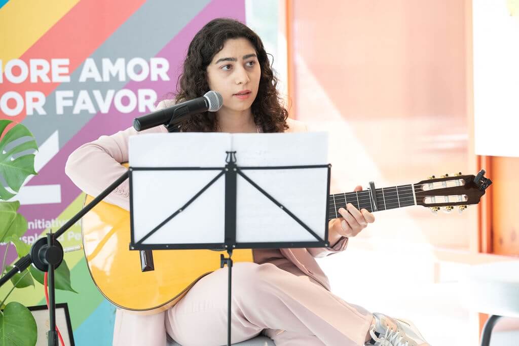 Banan Sakbani mit Gitarre und Noten