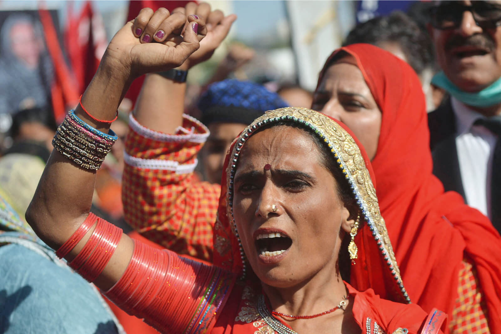 Demonstrierende Frau in Karachi, Pakistan, in traditioneller roter Kleidung