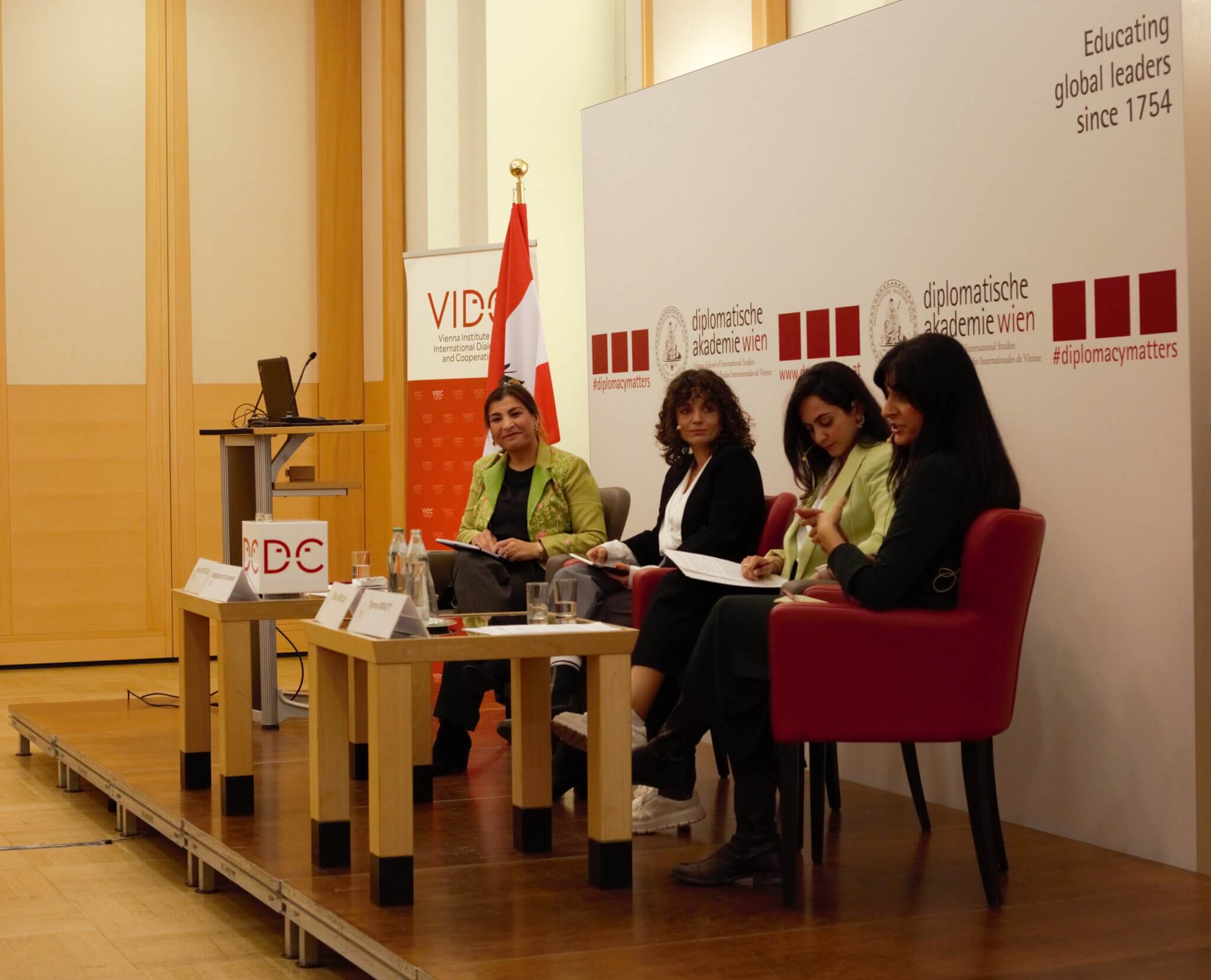 Teilnehmende am Podium bei der Diskussion