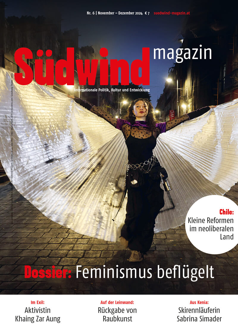 Das Titelbild der sechsten Ausgabe des Südwind-Magazins im Jahr 2024 zeigt eine schwarz gekleidete Demonstrantin mit weißen Flügeln.